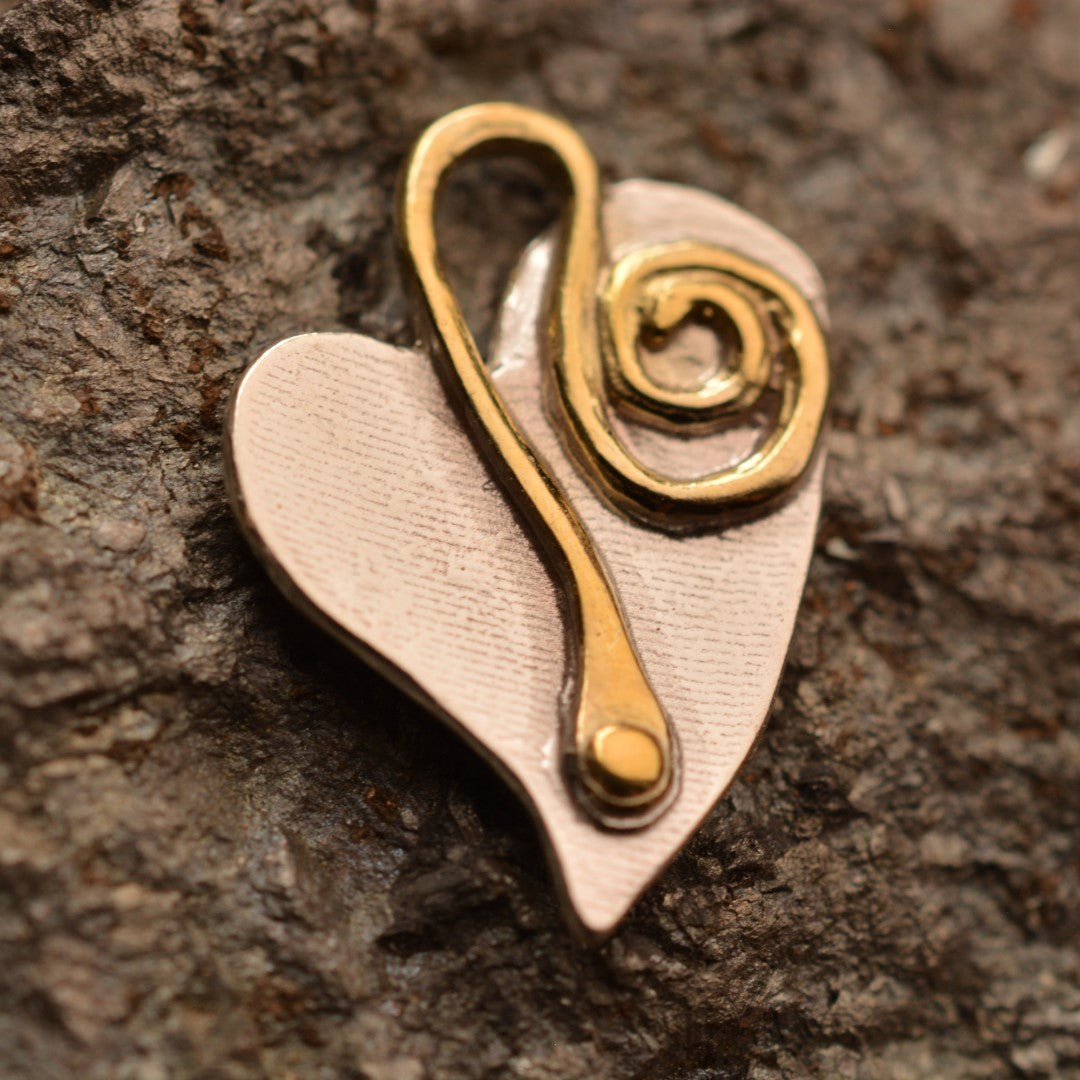 „Herz und Spirale“ – handgefertigter Anhänger aus 925er Silber, Talisman für Liebe und einen Neuanfang, Skulpturenschmuck im Boho- und rustikalen Stil | Art Diva