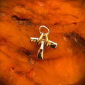 „Mini-Kreuz mit goldfarbenen Akzenten“ – Anhänger aus 925er Silber, Talisman für Schutz und innere Stärke, Skulpturenschmuck im Boho- und rustikalen Stil | Art Diva