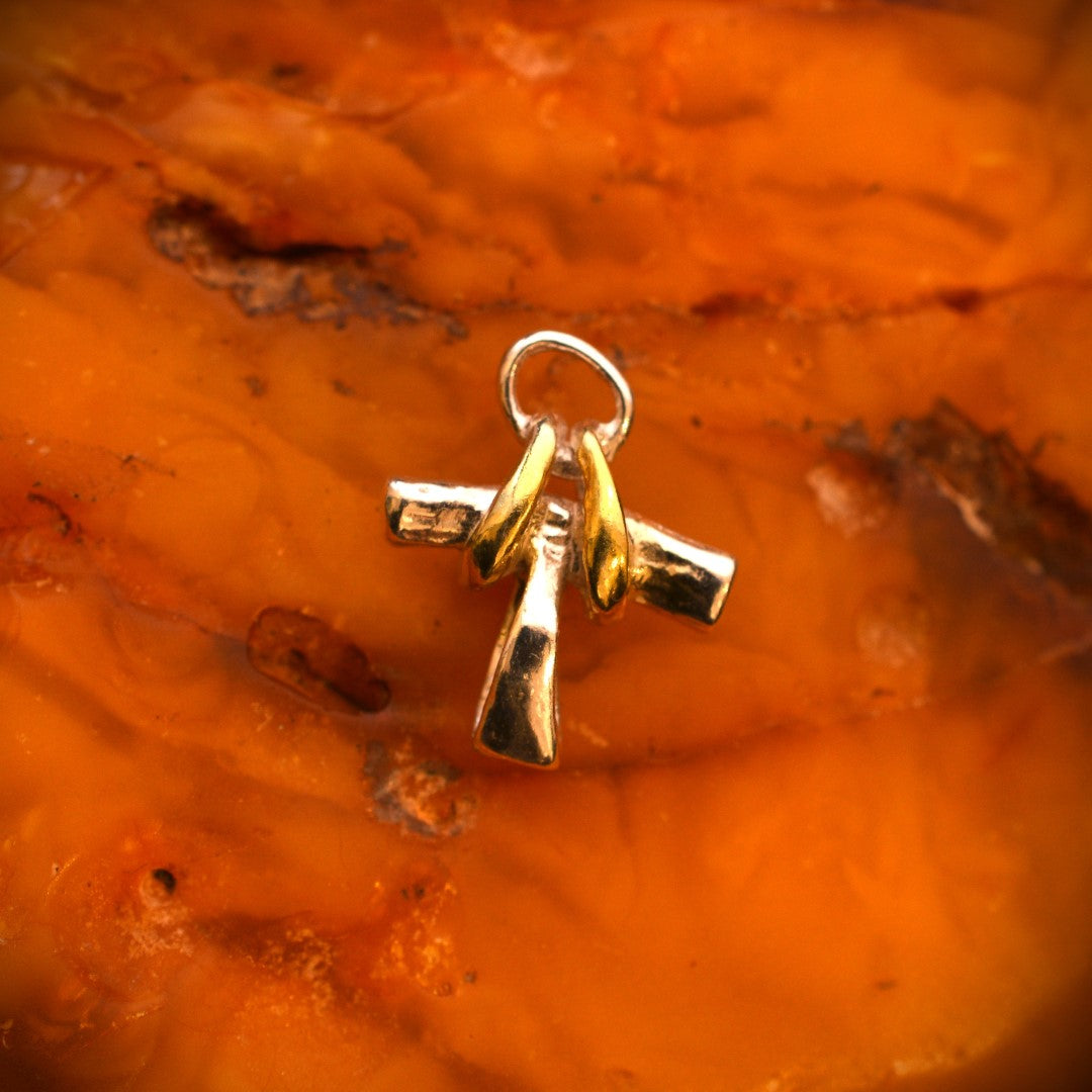 „Mini-Kreuz mit goldfarbenen Akzenten“ – Anhänger aus 925er Silber, Talisman für Schutz und innere Stärke, Skulpturenschmuck im Boho- und rustikalen Stil | Art Diva