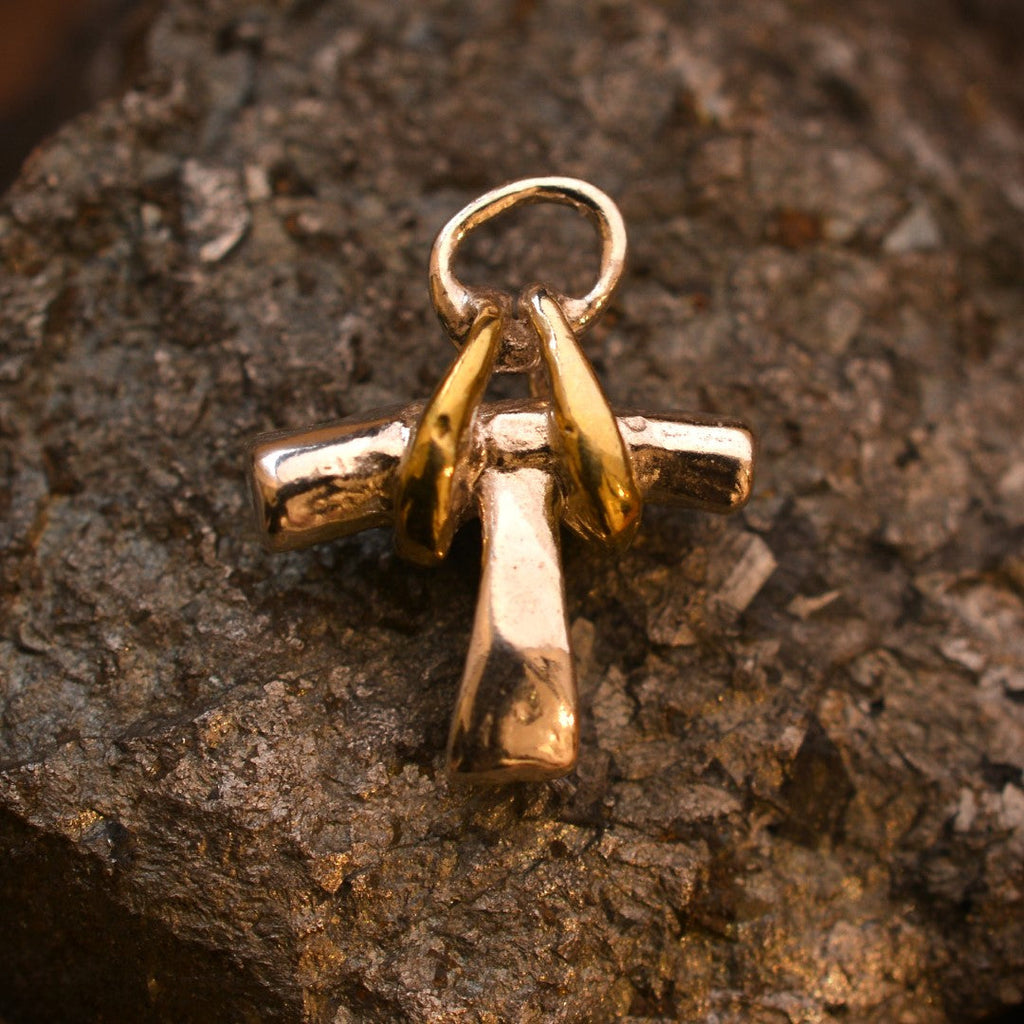 „Mini-Kreuz mit goldfarbenen Akzenten“ – Anhänger aus 925er Silber, Talisman für Schutz und innere Stärke, Skulpturenschmuck im Boho- und rustikalen Stil | Art Diva