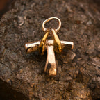 „Mini-Kreuz mit goldfarbenen Akzenten“ – Anhänger aus 925er Silber, Talisman für Schutz und innere Stärke, Skulpturenschmuck im Boho- und rustikalen Stil | Art Diva