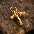 „Mini-Kreuz mit goldfarbenen Akzenten“ – Anhänger aus 925er Silber, Talisman für Schutz und innere Stärke, Skulpturenschmuck im Boho- und rustikalen Stil | Art Diva