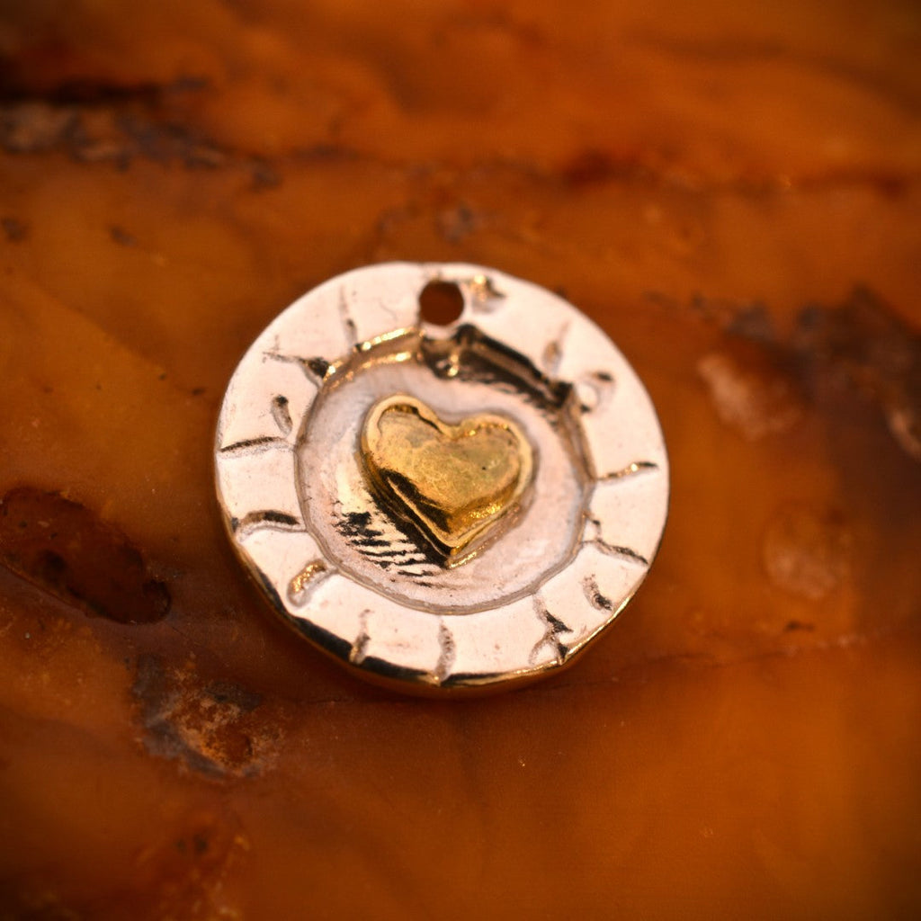 „Goldenes Herz im Kreis“ – handgefertigter Anhänger aus 925er Silber, Talisman für Liebe und Wärme, Schmuck im Boho- und rustikalen Stil | Art Diva