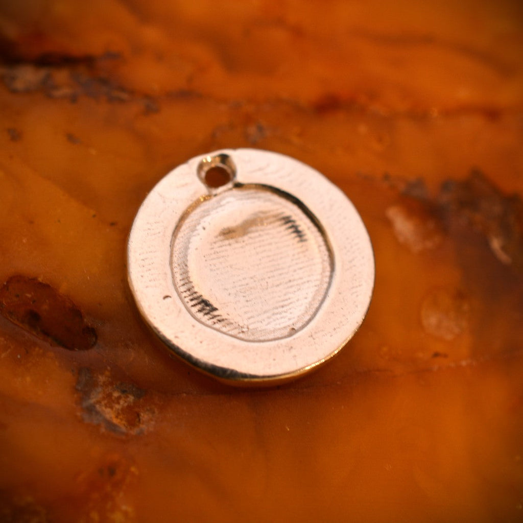 „Goldenes Herz im Kreis“ – handgefertigter Anhänger aus 925er Silber, Talisman für Liebe und Wärme, Schmuck im Boho- und rustikalen Stil | Art Diva