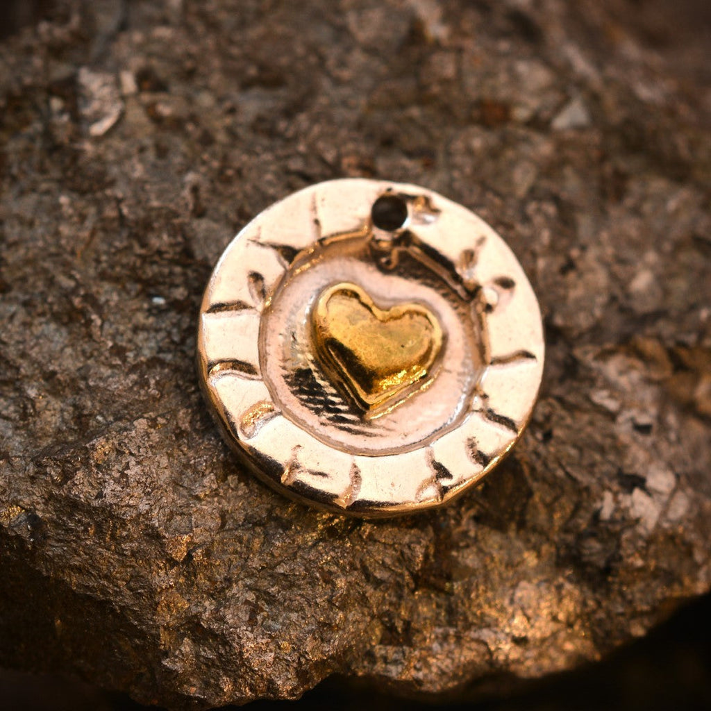 „Goldenes Herz im Kreis“ – handgefertigter Anhänger aus 925er Silber, Talisman für Liebe und Wärme, Schmuck im Boho- und rustikalen Stil | Art Diva