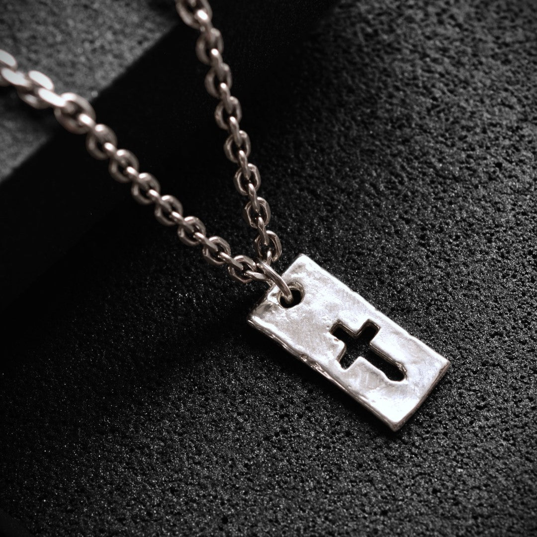 „Kreuz und Stärke“ – handgefertigter Anhänger aus 925er Silber, Talisman für Glauben und männliche Energie, Skulpturenschmuck im Boho- und rustikalen Stil | Art Diva