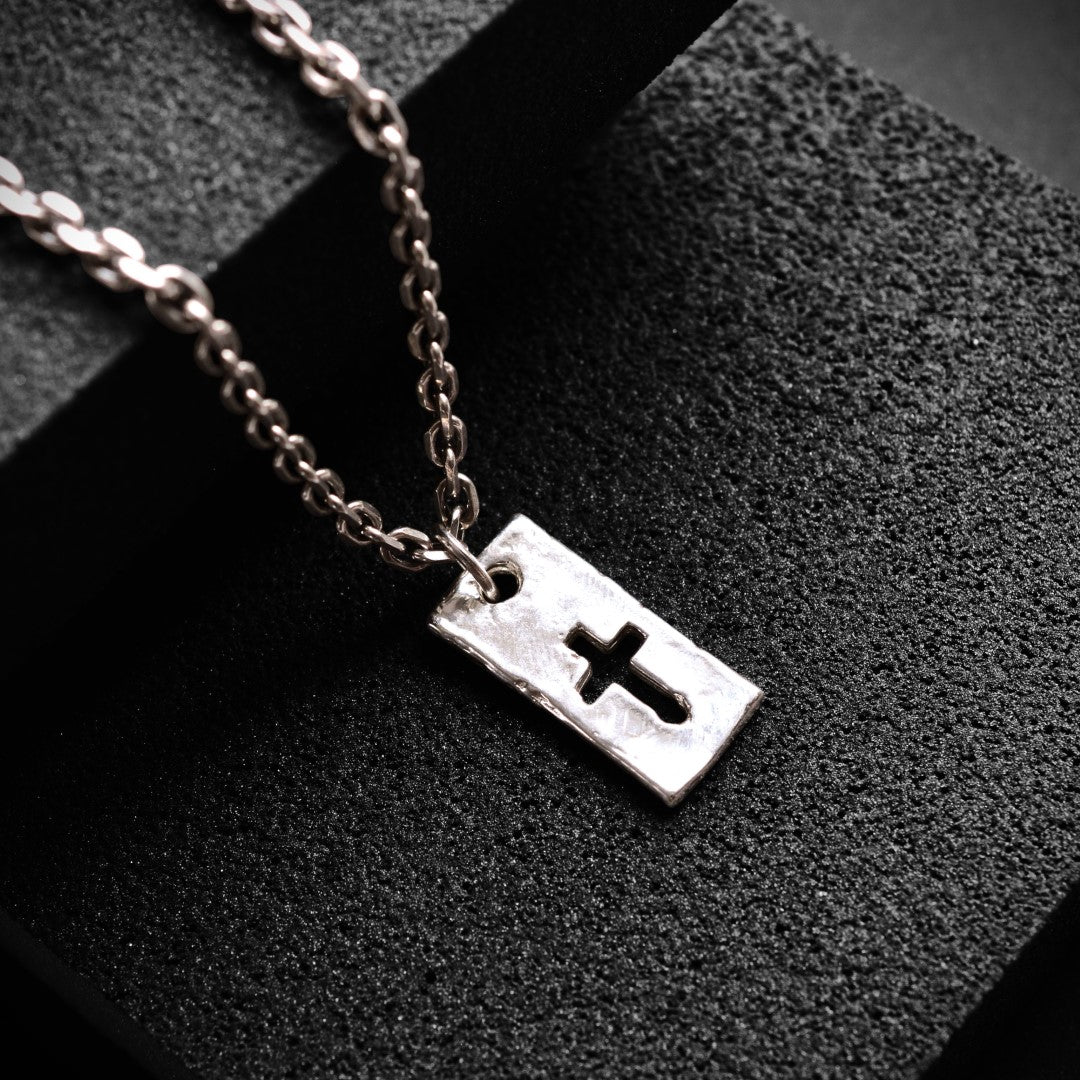 „Kreuz und Stärke“ – handgefertigter Anhänger aus 925er Silber, Talisman für Glauben und männliche Energie, Skulpturenschmuck im Boho- und rustikalen Stil | Art Diva