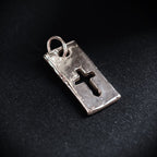 „Kreuz und Stärke“ – handgefertigter Anhänger aus 925er Silber, Talisman für Glauben und männliche Energie, Skulpturenschmuck im Boho- und rustikalen Stil | Art Diva