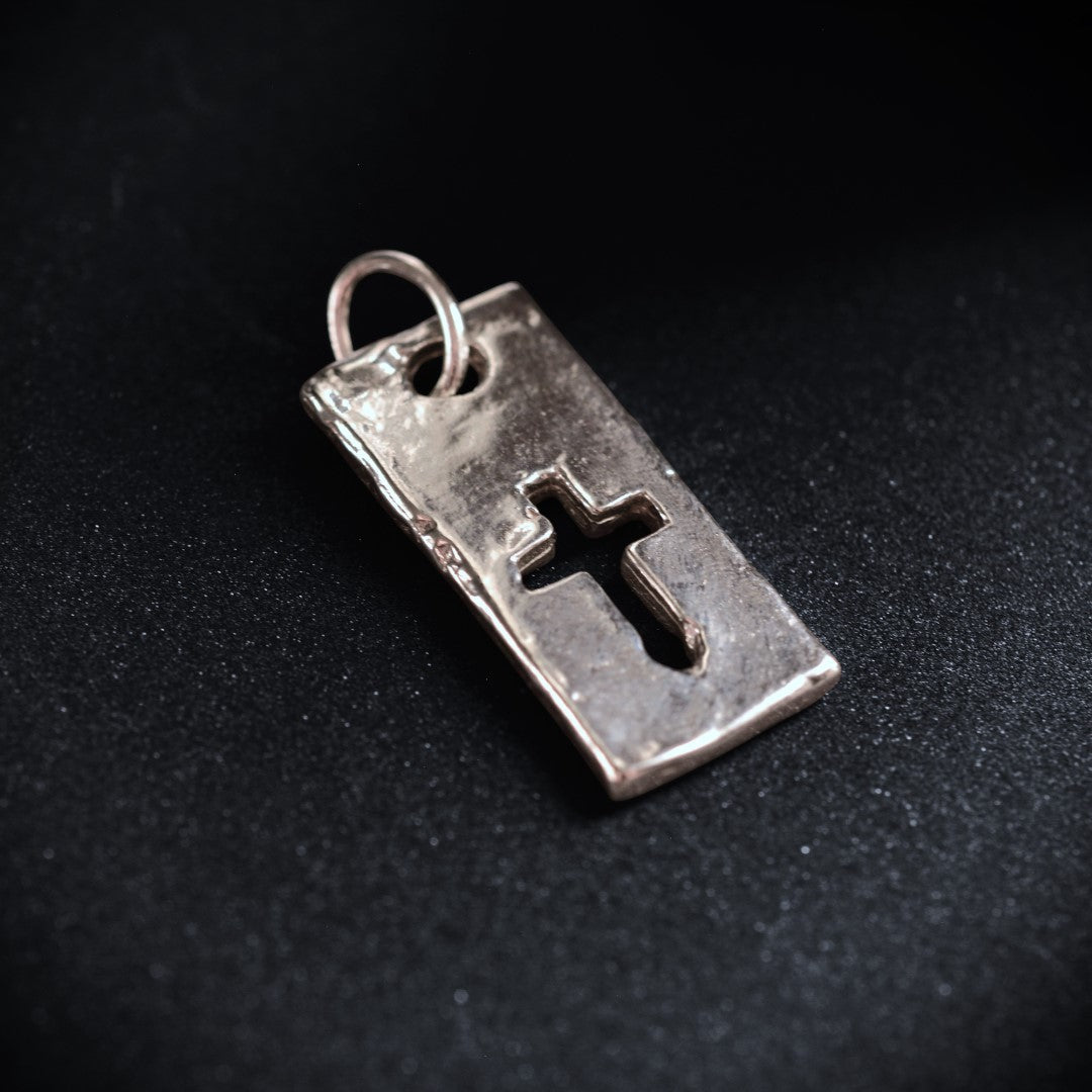„Kreuz und Stärke“ – handgefertigter Anhänger aus 925er Silber, Talisman für Glauben und männliche Energie, Skulpturenschmuck im Boho- und rustikalen Stil | Art Diva