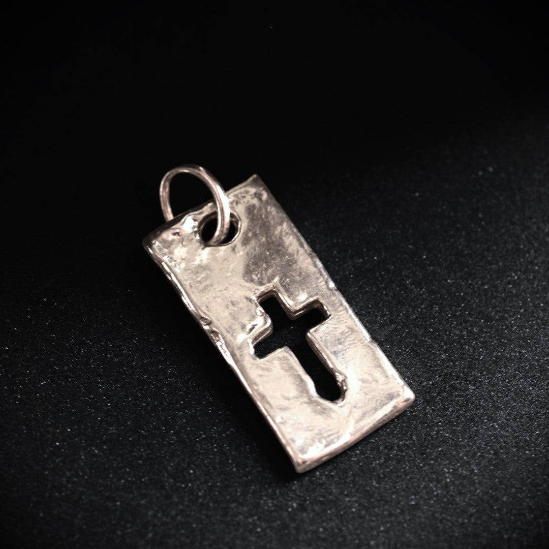 „Kreuz und Stärke“ – handgefertigter Anhänger aus 925er Silber, Talisman für Glauben und männliche Energie, Skulpturenschmuck im Boho- und rustikalen Stil | Art Diva