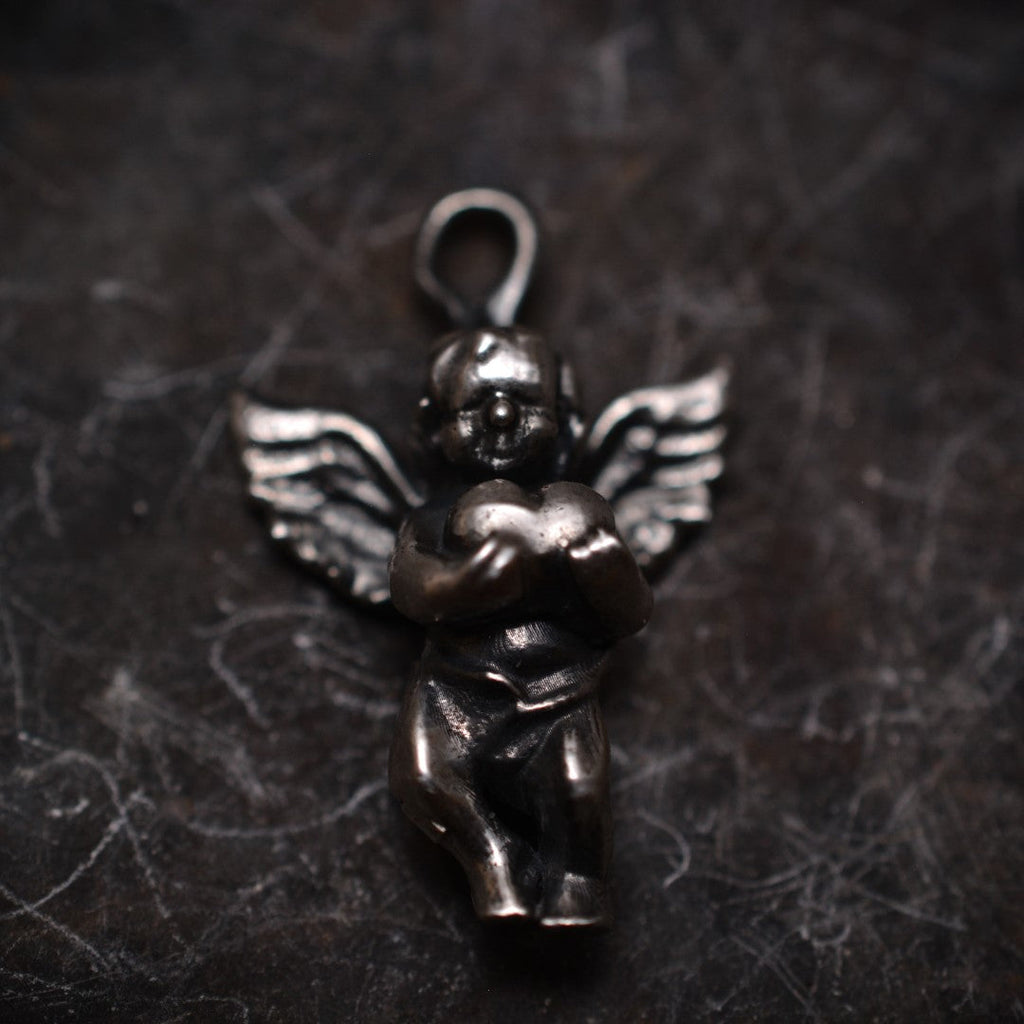 „Engelsliebe“-Anhänger aus 925er Silber – handgefertigter Talisman für Schutz und Liebe, Skulpturenschmuck im Boho- und rustikalen Stil | Art Diva