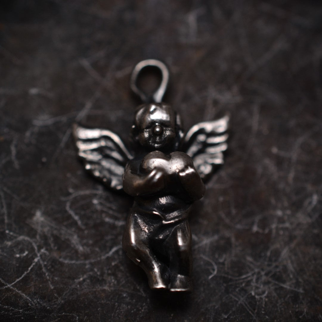 „Engelsliebe“-Anhänger aus 925er Silber – handgefertigter Talisman für Schutz und Liebe, Skulpturenschmuck im Boho- und rustikalen Stil | Art Diva