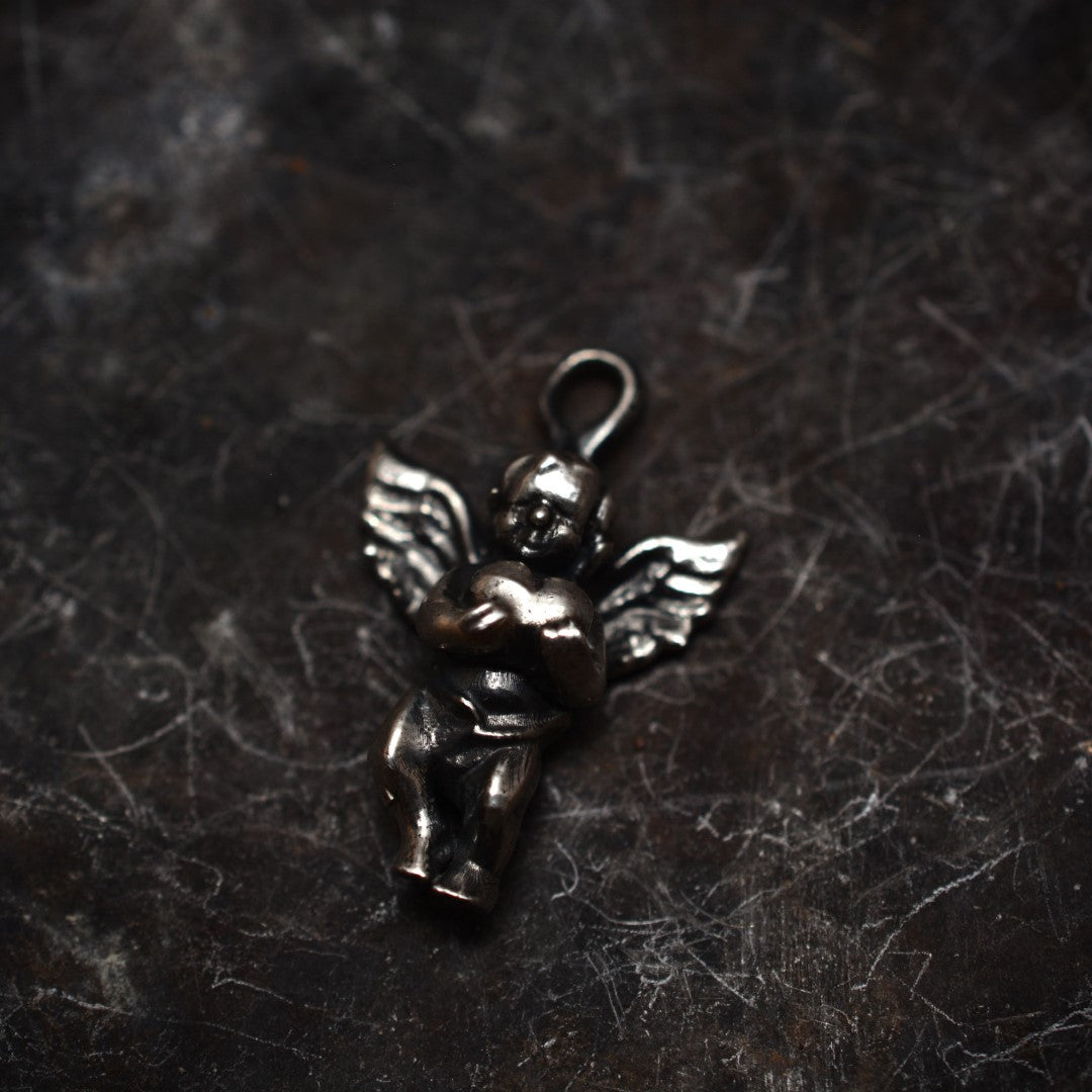 „Engelsliebe“-Anhänger aus 925er Silber – handgefertigter Talisman für Schutz und Liebe, Skulpturenschmuck im Boho- und rustikalen Stil | Art Diva