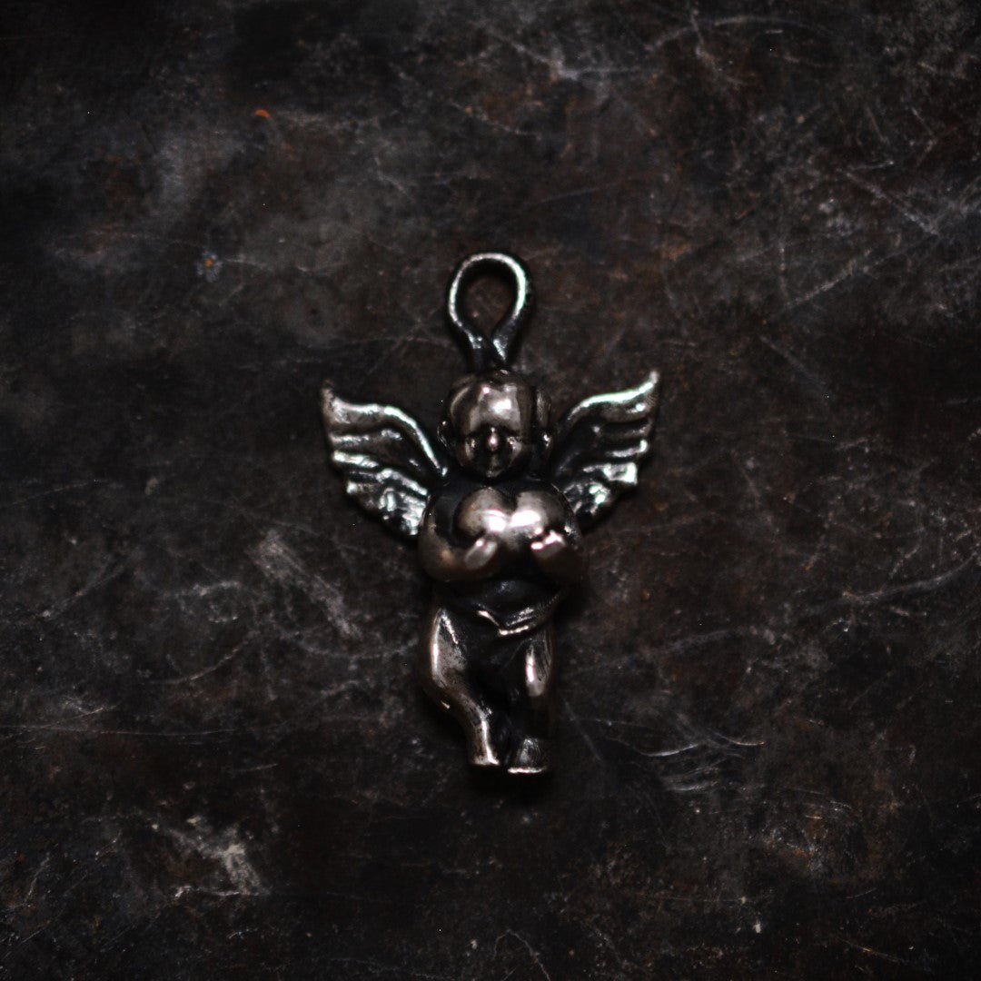 „Engelsliebe“-Anhänger aus 925er Silber – handgefertigter Talisman für Schutz und Liebe, Skulpturenschmuck im Boho- und rustikalen Stil | Art Diva