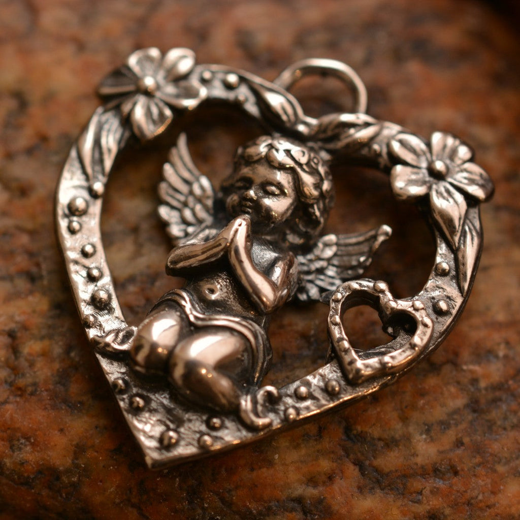 „Gebet eines Engels“-Herz-Anhänger für Damen aus 925er Silber mit Engel und Blumen – Talisman für Liebe und Schutz, Skulpturenschmuck im Boho- und rustikalen Stil | Art Diva