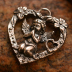 „Gebet eines Engels“-Herz-Anhänger für Damen aus 925er Silber mit Engel und Blumen – Talisman für Liebe und Schutz, Skulpturenschmuck im Boho- und rustikalen Stil | Art Diva