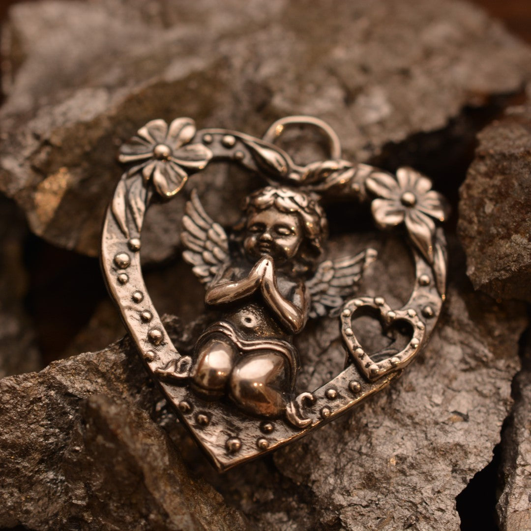 „Gebet eines Engels“-Herz-Anhänger für Damen aus 925er Silber mit Engel und Blumen – Talisman für Liebe und Schutz, Skulpturenschmuck im Boho- und rustikalen Stil | Art Diva