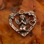 „Gebet eines Engels“-Herz-Anhänger für Damen aus 925er Silber mit Engel und Blumen – Talisman für Liebe und Schutz, Skulpturenschmuck im Boho- und rustikalen Stil | Art Diva