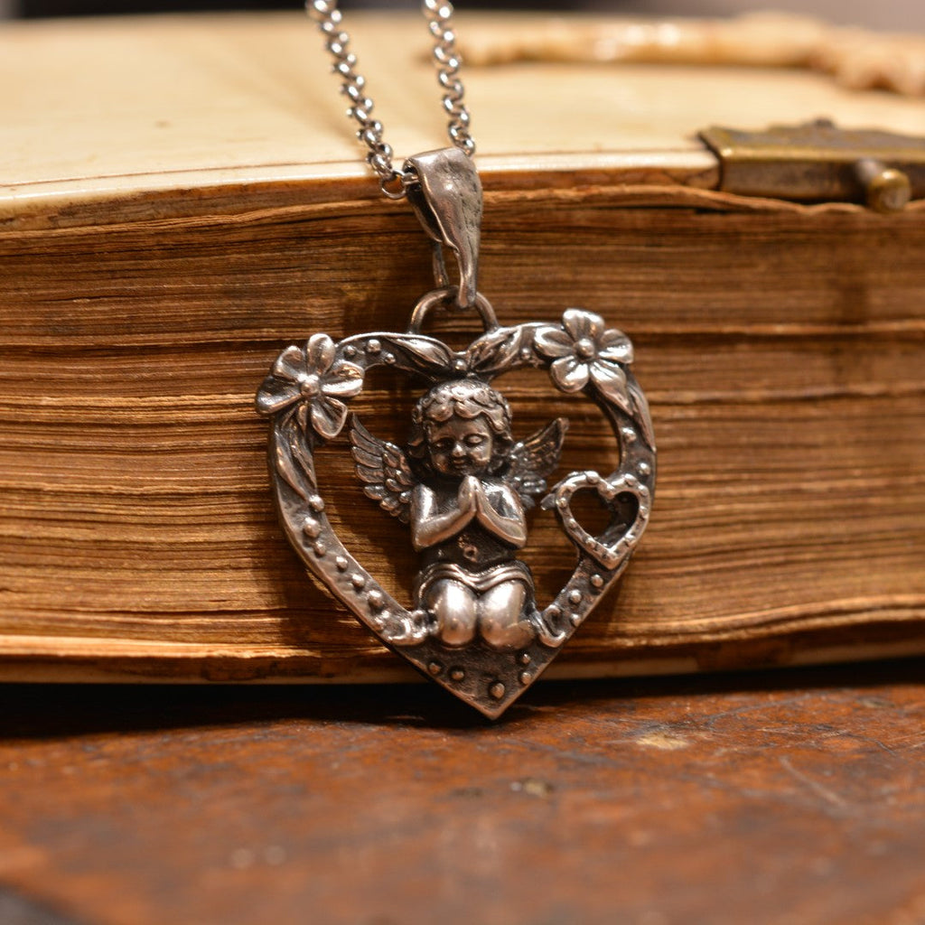 „Gebet eines Engels“-Herz-Anhänger für Damen aus 925er Silber mit Engel und Blumen – Talisman für Liebe und Schutz, Skulpturenschmuck im Boho- und rustikalen Stil | Art Diva