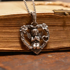 „Gebet eines Engels“-Herz-Anhänger für Damen aus 925er Silber mit Engel und Blumen – Talisman für Liebe und Schutz, Skulpturenschmuck im Boho- und rustikalen Stil | Art Diva