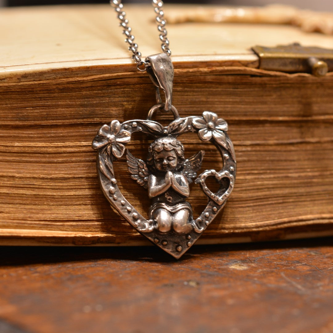 „Gebet eines Engels“-Herz-Anhänger für Damen aus 925er Silber mit Engel und Blumen – Talisman für Liebe und Schutz, Skulpturenschmuck im Boho- und rustikalen Stil | Art Diva