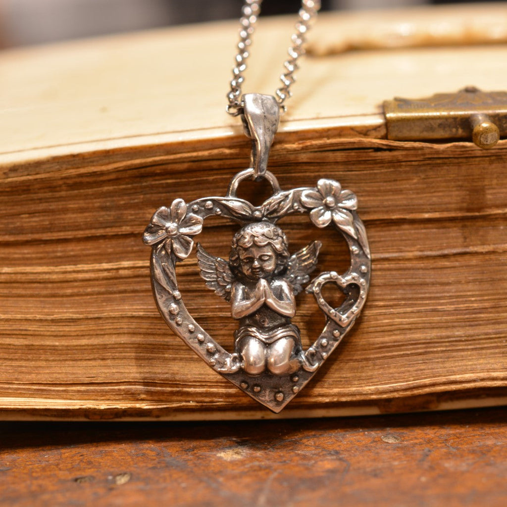 „Gebet eines Engels“-Herz-Anhänger für Damen aus 925er Silber mit Engel und Blumen – Talisman für Liebe und Schutz, Skulpturenschmuck im Boho- und rustikalen Stil | Art Diva
