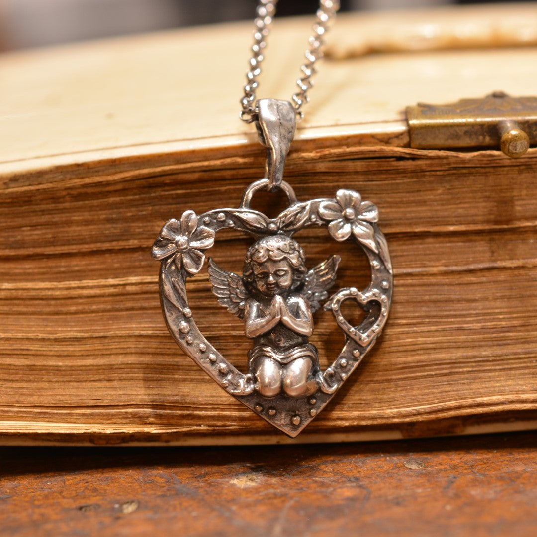„Gebet eines Engels“-Herz-Anhänger für Damen aus 925er Silber mit Engel und Blumen – Talisman für Liebe und Schutz, Skulpturenschmuck im Boho- und rustikalen Stil | Art Diva
