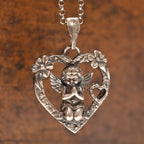 „Gebet eines Engels“-Herz-Anhänger für Damen aus 925er Silber mit Engel und Blumen – Talisman für Liebe und Schutz, Skulpturenschmuck im Boho- und rustikalen Stil | Art Diva