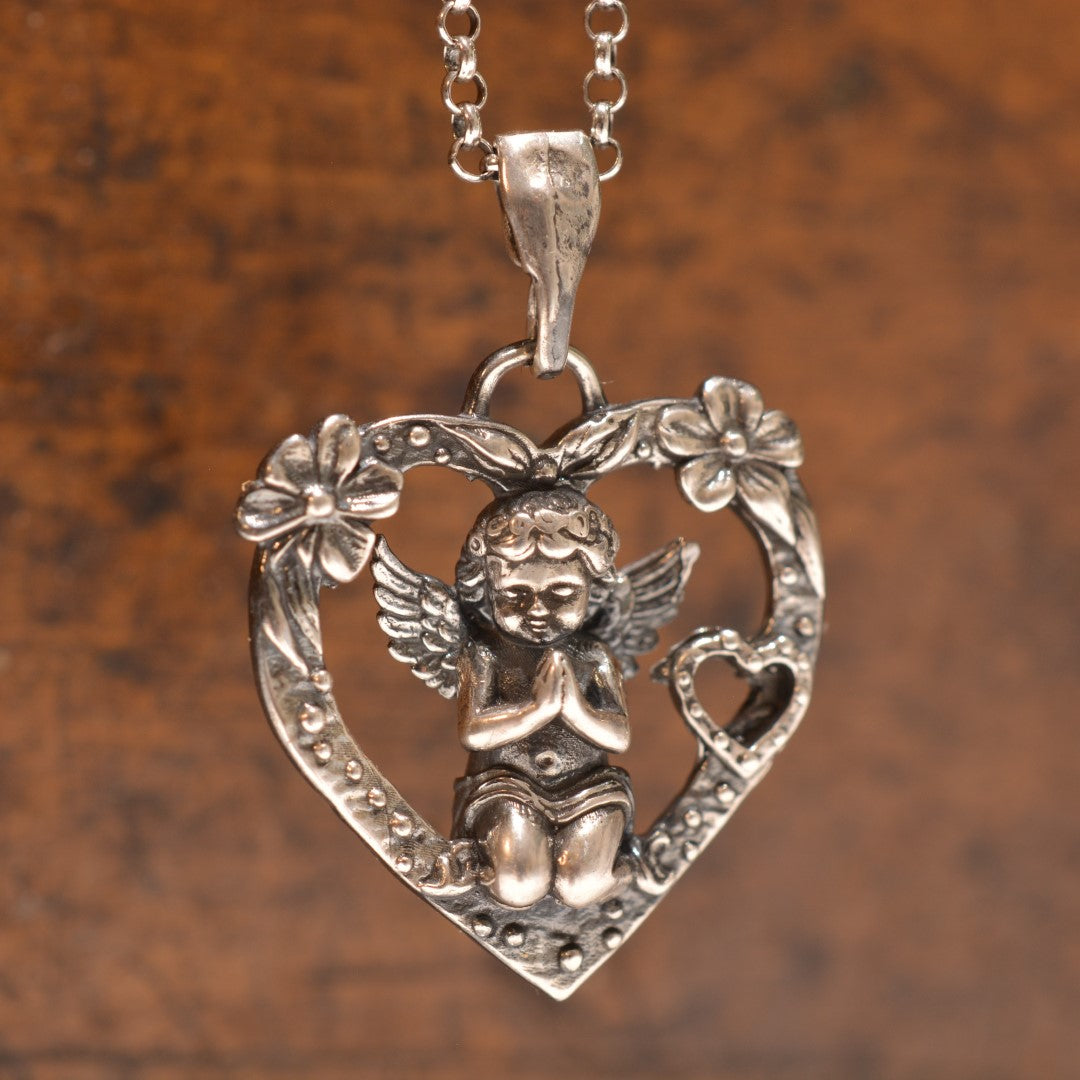 „Gebet eines Engels“-Herz-Anhänger für Damen aus 925er Silber mit Engel und Blumen – Talisman für Liebe und Schutz, Skulpturenschmuck im Boho- und rustikalen Stil | Art Diva