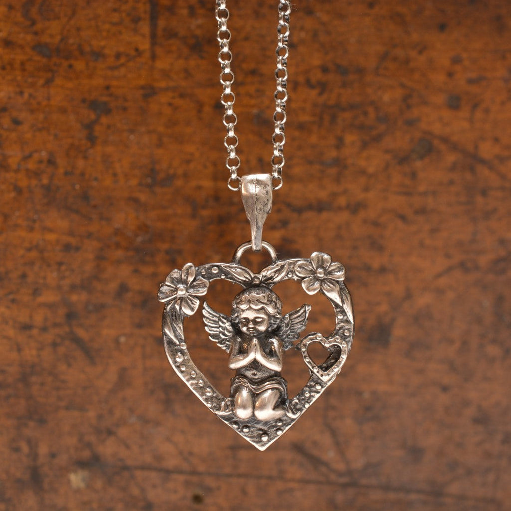 „Gebet eines Engels“-Herz-Anhänger für Damen aus 925er Silber mit Engel und Blumen – Talisman für Liebe und Schutz, Skulpturenschmuck im Boho- und rustikalen Stil | Art Diva
