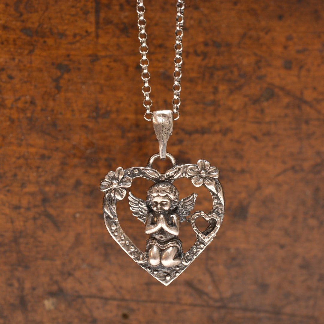 „Gebet eines Engels“-Herz-Anhänger für Damen aus 925er Silber mit Engel und Blumen – Talisman für Liebe und Schutz, Skulpturenschmuck im Boho- und rustikalen Stil | Art Diva