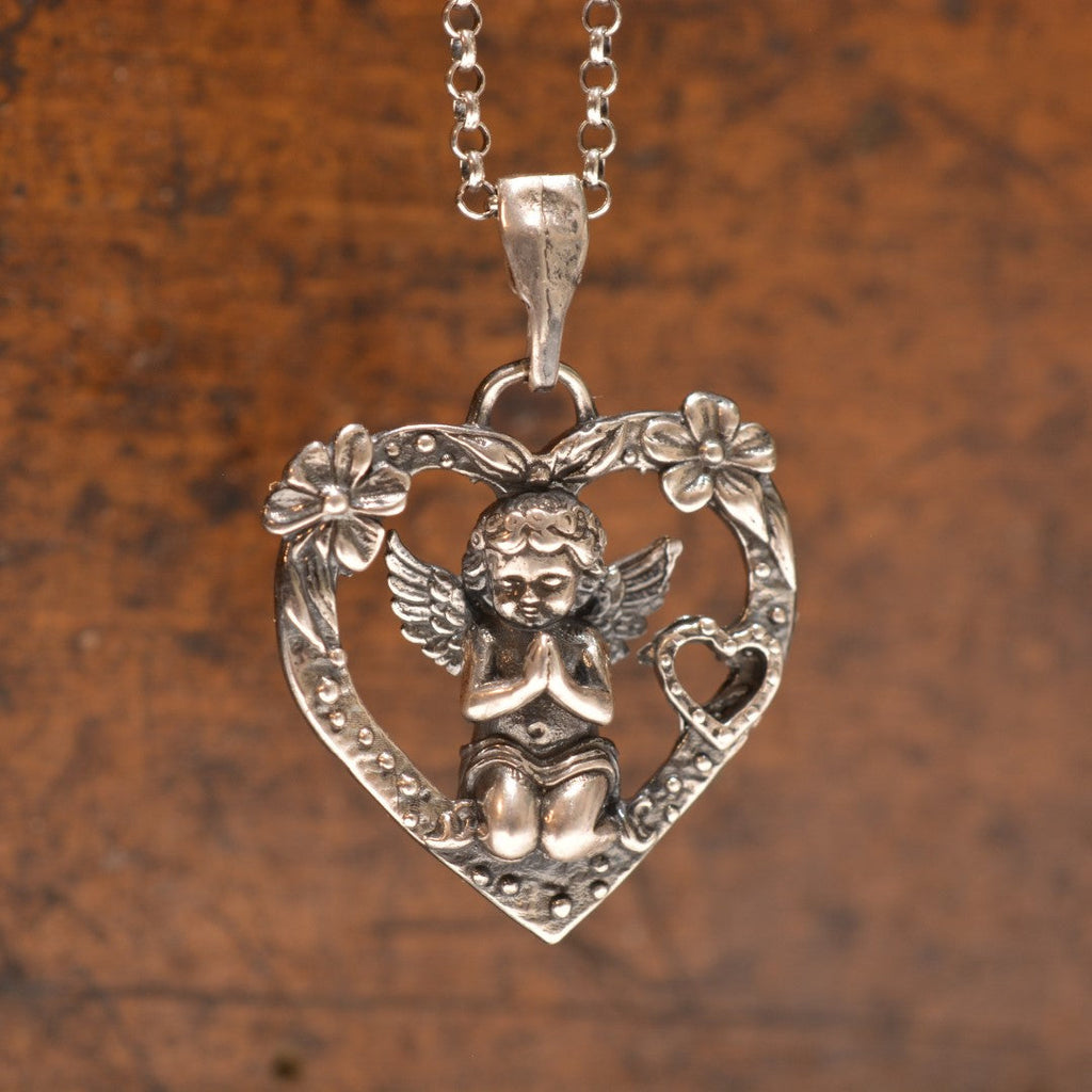 „Gebet eines Engels“-Herz-Anhänger für Damen aus 925er Silber mit Engel und Blumen – Talisman für Liebe und Schutz, Skulpturenschmuck im Boho- und rustikalen Stil | Art Diva