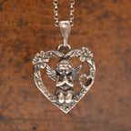 „Gebet eines Engels“-Herz-Anhänger für Damen aus 925er Silber mit Engel und Blumen – Talisman für Liebe und Schutz, Skulpturenschmuck im Boho- und rustikalen Stil | Art Diva
