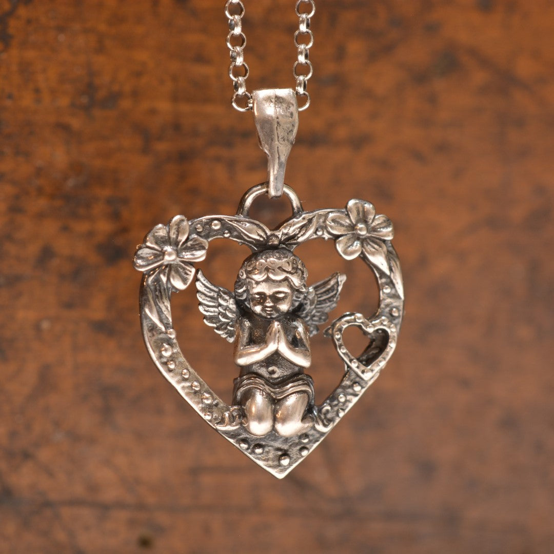 „Gebet eines Engels“-Herz-Anhänger für Damen aus 925er Silber mit Engel und Blumen – Talisman für Liebe und Schutz, Skulpturenschmuck im Boho- und rustikalen Stil | Art Diva