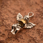„Engelsliebe“-Anhänger aus 925er Silber – handgefertigter Talisman für Schutz und Zärtlichkeit, Skulpturenschmuck im Boho- und rustikalen Stil | Art Diva