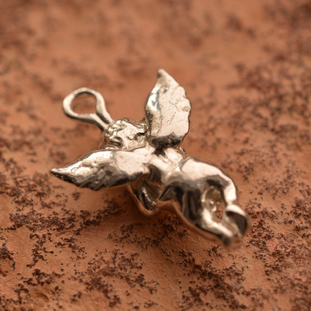 „Engelsliebe“-Anhänger aus 925er Silber – handgefertigter Talisman für Schutz und Zärtlichkeit, Skulpturenschmuck im Boho- und rustikalen Stil | Art Diva