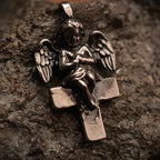 „Engel auf dem Kreuz“-Anhänger aus 925er Silber – handgefertigter Talisman für Schutz und Licht, Skulpturenschmuck im Boho- und rustikalen Stil | Art Diva