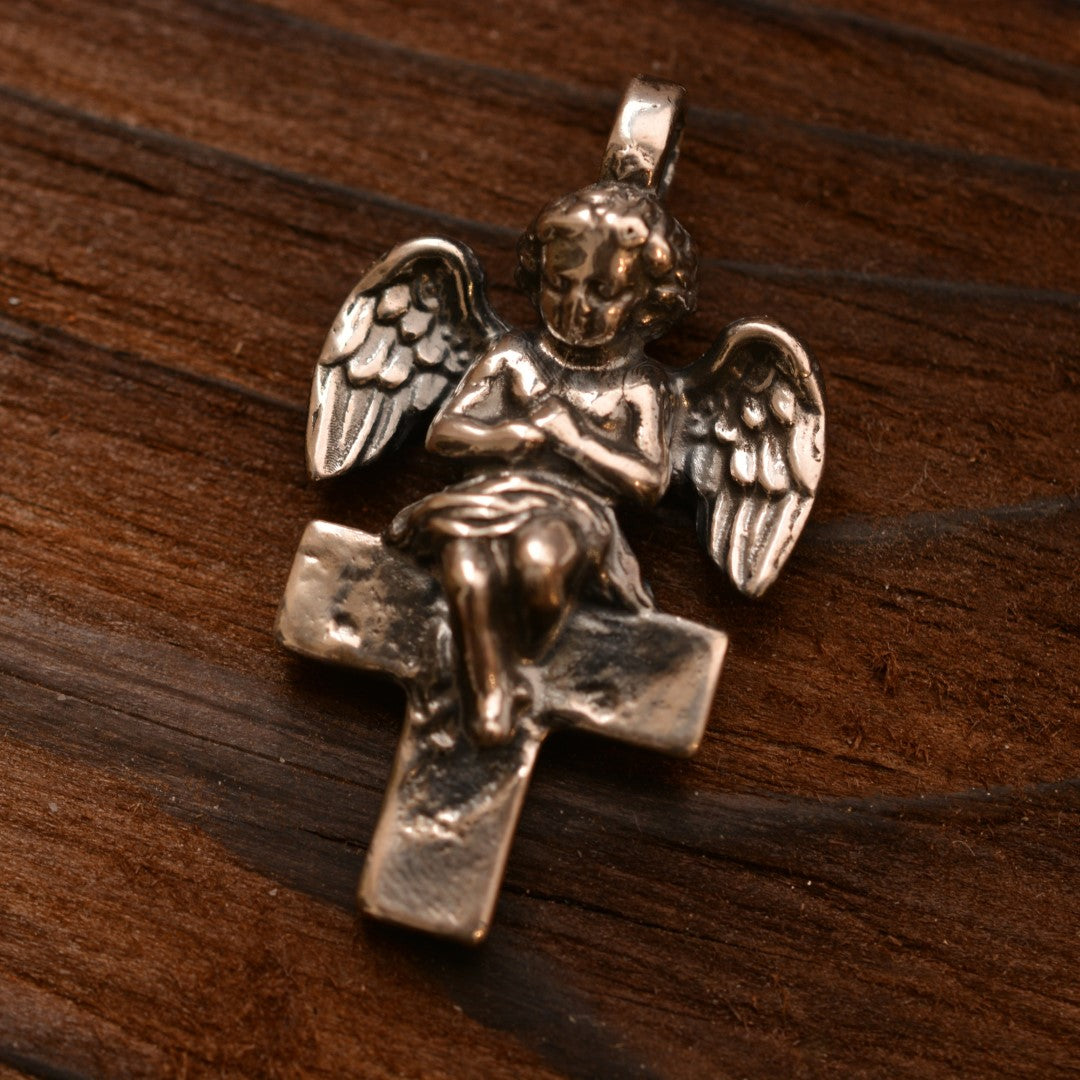 „Engel auf dem Kreuz“-Anhänger aus 925er Silber – handgefertigter Talisman für Schutz und Licht, Skulpturenschmuck im Boho- und rustikalen Stil | Art Diva
