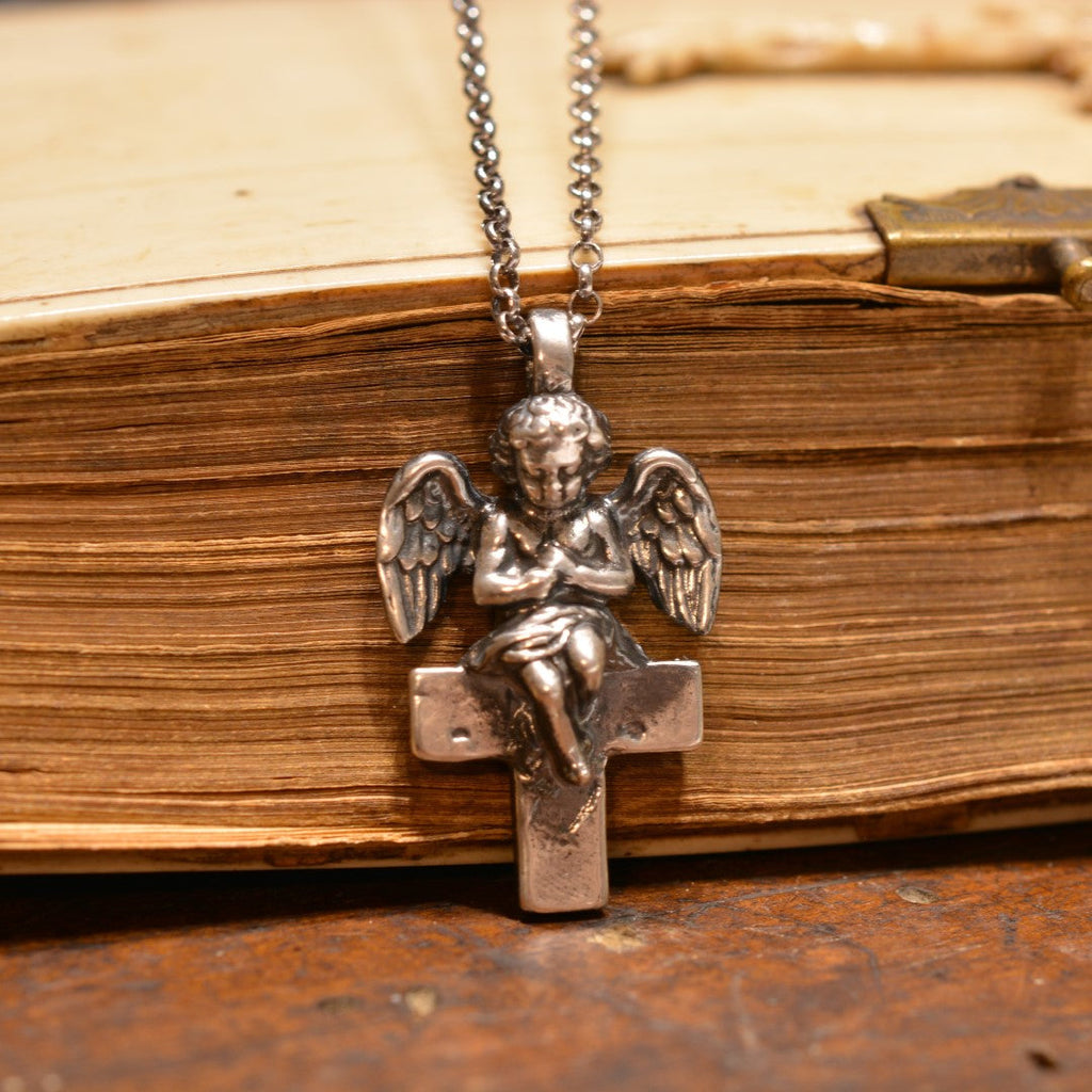 „Engel auf dem Kreuz“-Anhänger aus 925er Silber – handgefertigter Talisman für Schutz und Licht, Skulpturenschmuck im Boho- und rustikalen Stil | Art Diva