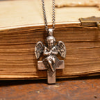 „Engel auf dem Kreuz“-Anhänger aus 925er Silber – handgefertigter Talisman für Schutz und Licht, Skulpturenschmuck im Boho- und rustikalen Stil | Art Diva