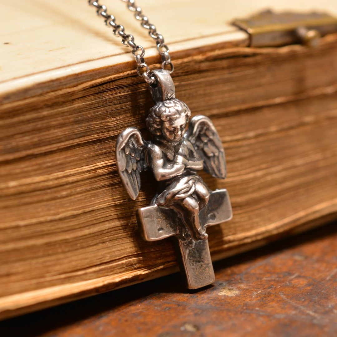 „Engel auf dem Kreuz“-Anhänger aus 925er Silber – handgefertigter Talisman für Schutz und Licht, Skulpturenschmuck im Boho- und rustikalen Stil | Art Diva
