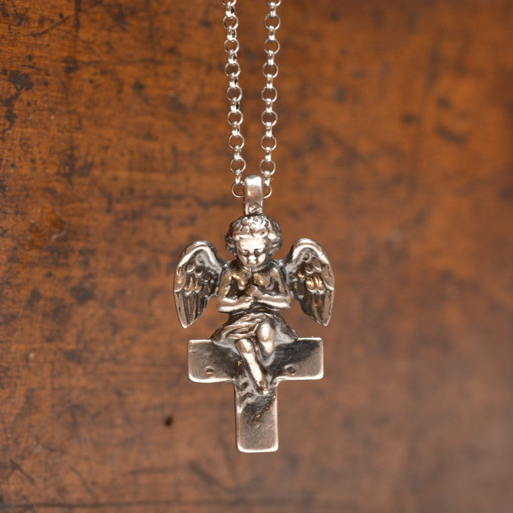 „Engel auf dem Kreuz“-Anhänger aus 925er Silber – handgefertigter Talisman für Schutz und Licht, Skulpturenschmuck im Boho- und rustikalen Stil | Art Diva