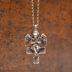 „Engel auf dem Kreuz“-Anhänger aus 925er Silber – handgefertigter Talisman für Schutz und Licht, Skulpturenschmuck im Boho- und rustikalen Stil | Art Diva