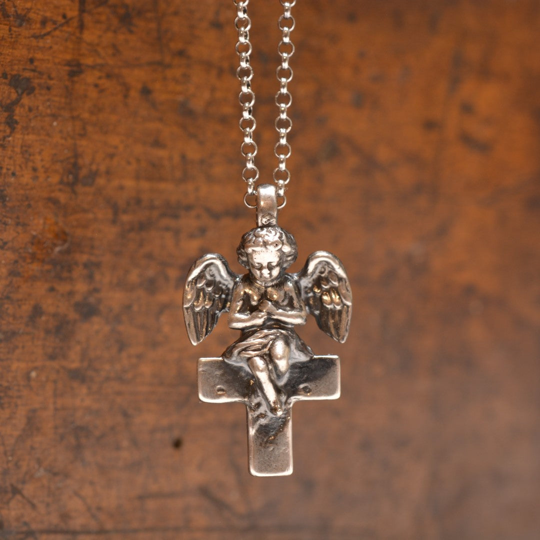 „Engel auf dem Kreuz“-Anhänger aus 925er Silber – handgefertigter Talisman für Schutz und Licht, Skulpturenschmuck im Boho- und rustikalen Stil | Art Diva
