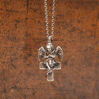 „Engel auf dem Kreuz“-Anhänger aus 925er Silber – handgefertigter Talisman für Schutz und Licht, Skulpturenschmuck im Boho- und rustikalen Stil | Art Diva