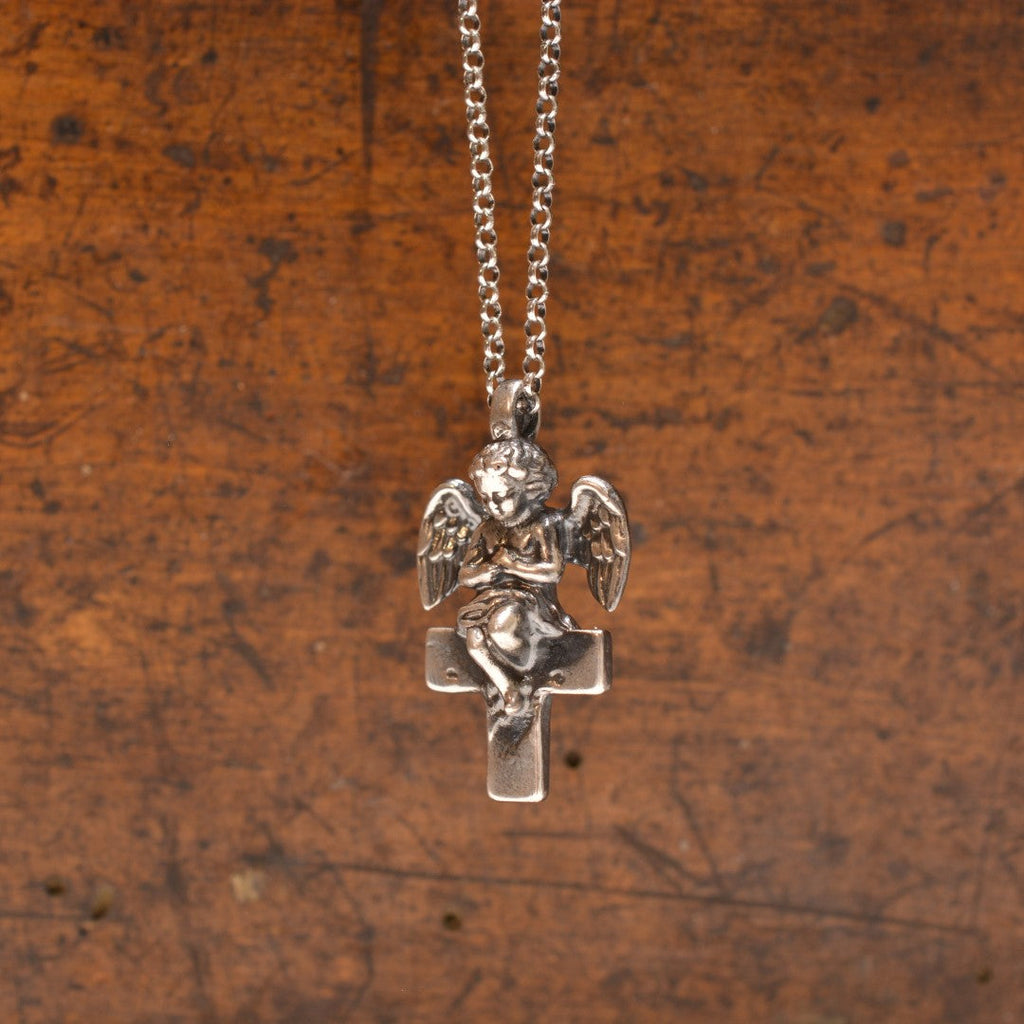 „Engel auf dem Kreuz“-Anhänger aus 925er Silber – handgefertigter Talisman für Schutz und Licht, Skulpturenschmuck im Boho- und rustikalen Stil | Art Diva