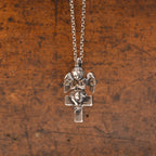 „Engel auf dem Kreuz“-Anhänger aus 925er Silber – handgefertigter Talisman für Schutz und Licht, Skulpturenschmuck im Boho- und rustikalen Stil | Art Diva