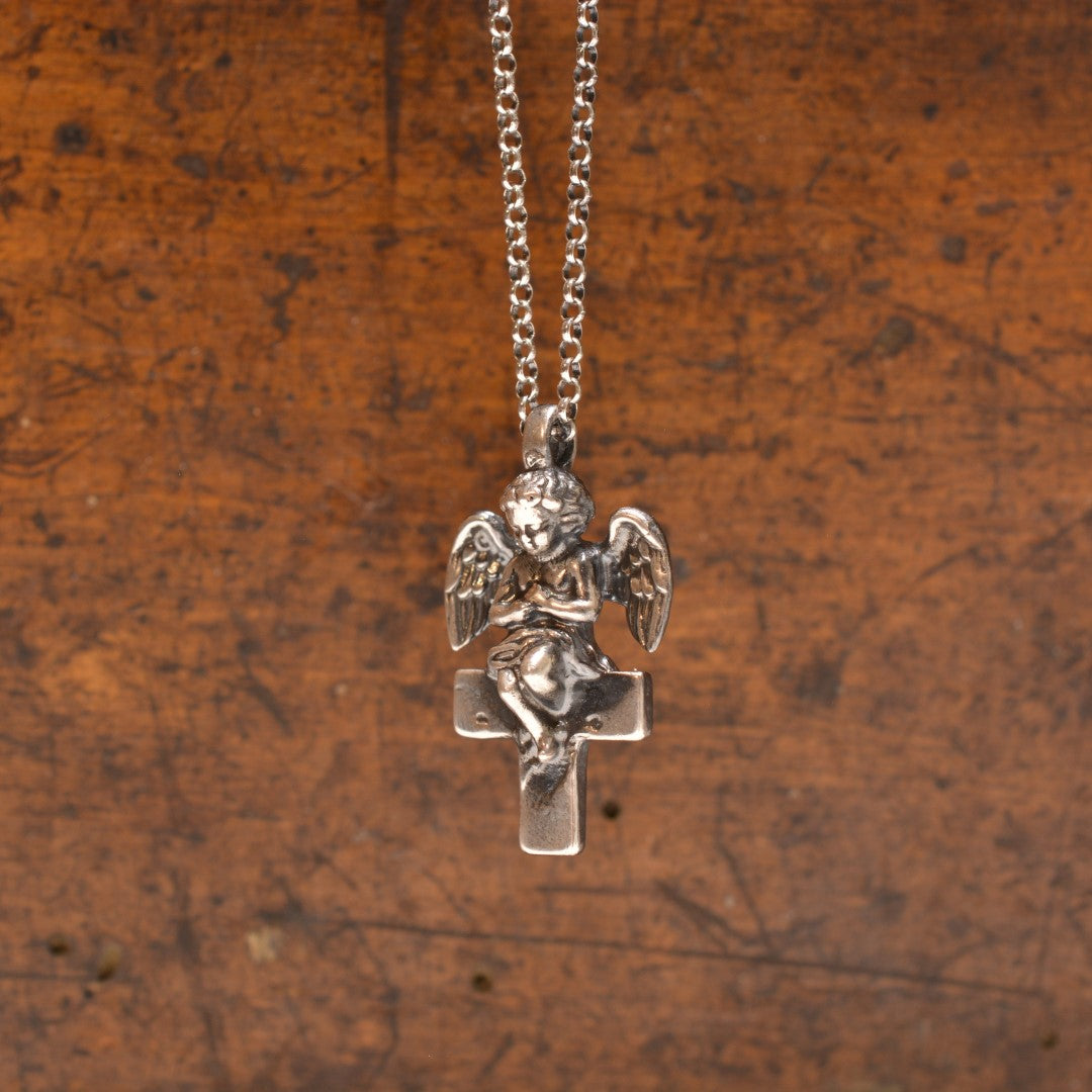 „Engel auf dem Kreuz“-Anhänger aus 925er Silber – handgefertigter Talisman für Schutz und Licht, Skulpturenschmuck im Boho- und rustikalen Stil | Art Diva