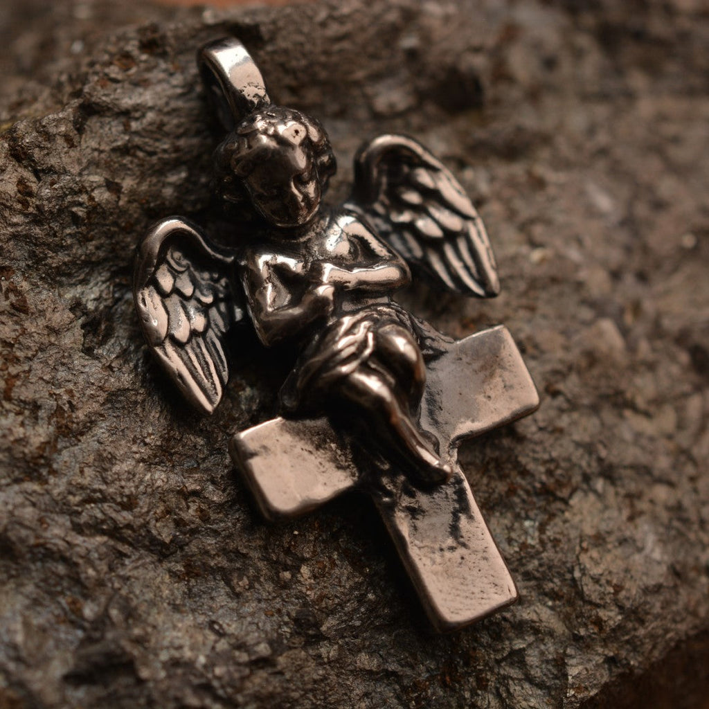 „Engel auf dem Kreuz“-Anhänger aus 925er Silber – handgefertigter Talisman für Schutz und Licht, Skulpturenschmuck im Boho- und rustikalen Stil | Art Diva