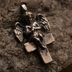 „Engel auf dem Kreuz“-Anhänger aus 925er Silber – handgefertigter Talisman für Schutz und Licht, Skulpturenschmuck im Boho- und rustikalen Stil | Art Diva